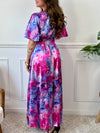 Découvrez notre robe longue à motifs Lexie ! Avec ses manches courtes, son col V et sa taille élastique au dos, elle vous offre un confort et un style subtils.&nbsp;