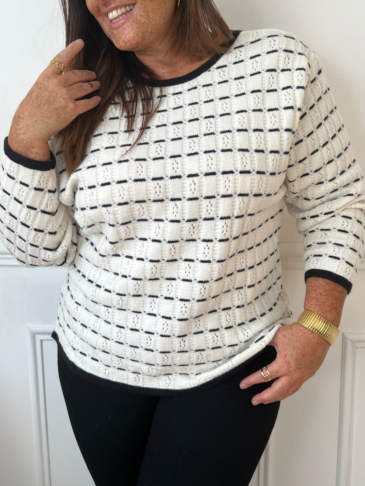 Découvrez le confort et l'élégance du pull écru Maewen ! Avec son motif noir unique, son col rond et ses manches longues, il ajoutera une touche de style à votre tenue. Les 2 poches à nœuds et les boutons argentés sur la longueur le rendent à la fois pratique et moderne. Faites-vous plaisir avec ce pull de qualité.