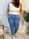 Ce pantalon stretch allie confort et style. Sa taille élastique et sa ceinture offrent un ajustement parfait. Avec ses poches pratiques volantées et son tissu extensible, il flatte toutes les silhouettes et s'adapte à toutes vos envies, chic ou décontractées.