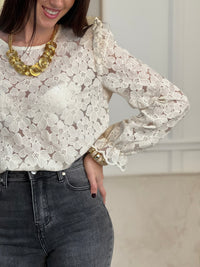 Délicate et féminine, cette blouse en broderie beige séduit par ses jolis détails et ses boutons élégants dans le dos. Une pièce tout en douceur, idéale pour un look chic et intemporel.