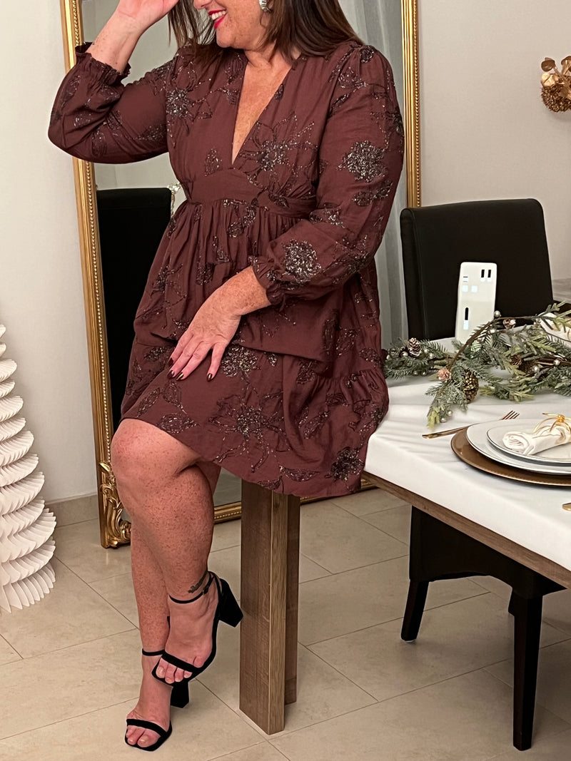 Élégante et naturelle, cette robe courte marron à motifs argenté séduit par son col V flatteur et sa coupe fluide. Légère et féminine, elle sublime la silhouette avec charme et douceur, parfaite pour toutes les occasions.