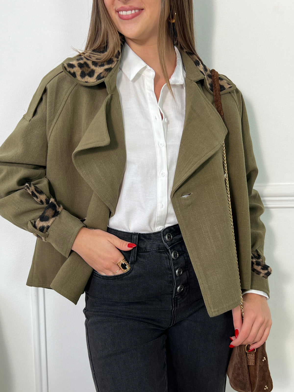 Cette veste trench est un essentiel revisité pour une touche audacieuse ! Avec ses manches longues et ses détails subtils de motifs léopard au col et aux poignets, elle associe élégance et caractère. Les liens léopard aux poignets ajoutent une touche de raffinement, tandis que les boutons à l'avant assurent un style intemporel.