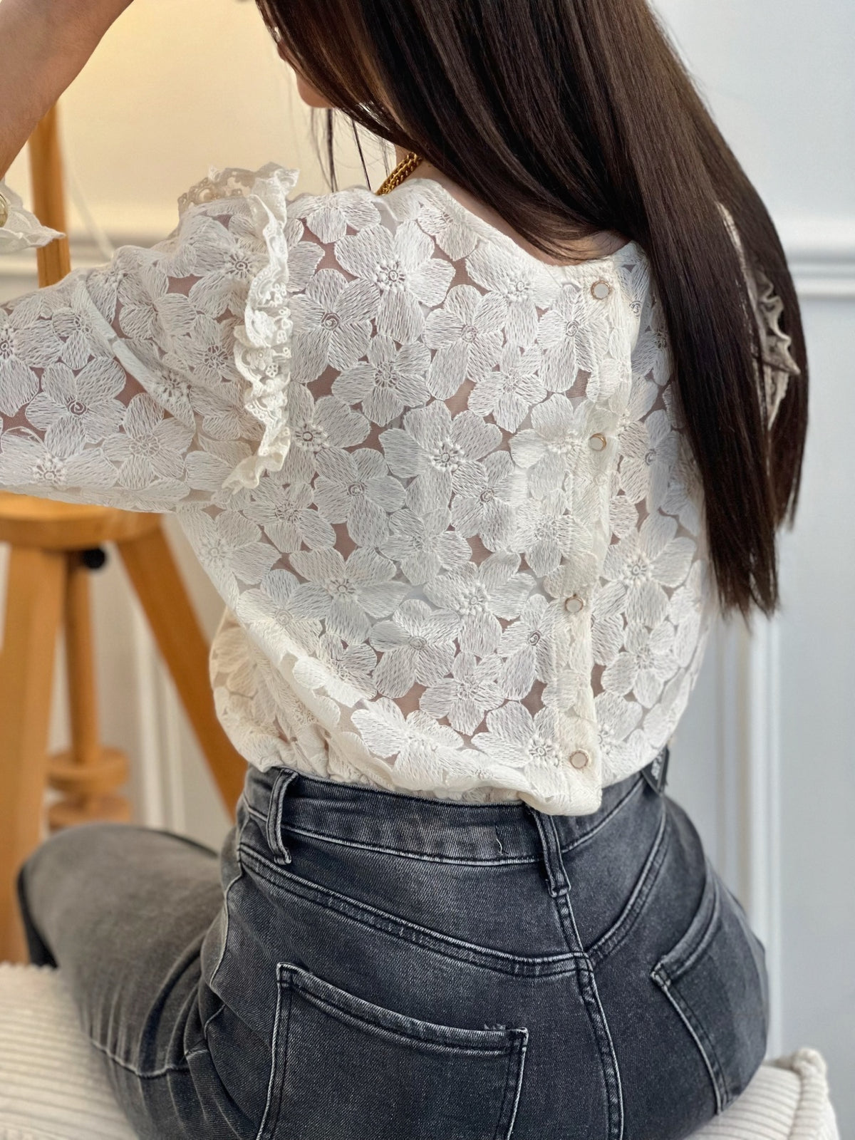 Délicate et féminine, cette blouse en broderie beige séduit par ses jolis détails et ses boutons élégants dans le dos. Une pièce tout en douceur, idéale pour un look chic et intemporel.