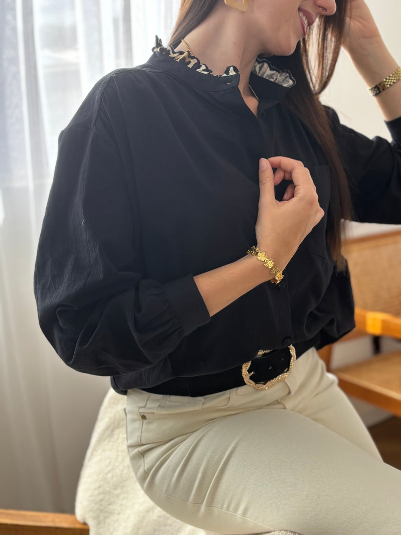 Avec ses détails léopards au col et ses boutons aux manches, ce chemisier apportera une touche d'originalité à votre tenue. Idéal pour une tenue de travail ou une soirée élégante !