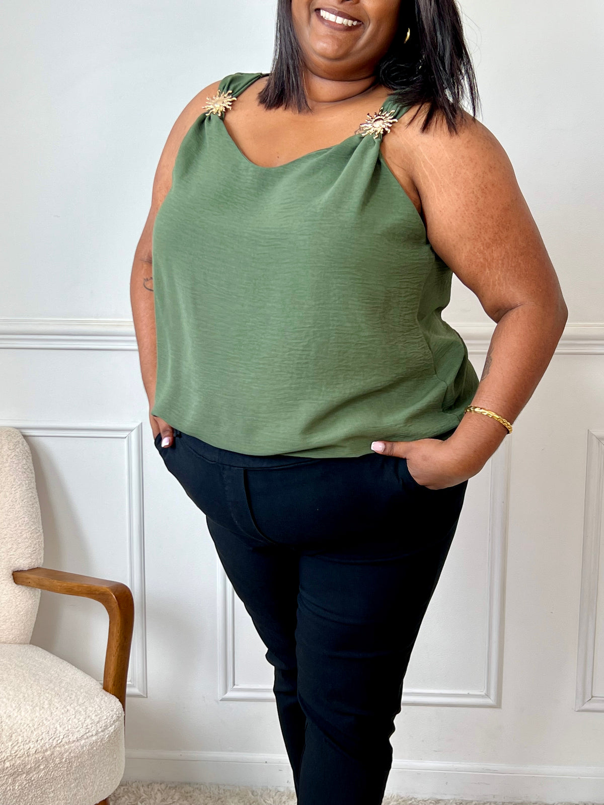 Top kaki grande taille pour femme – Ce top à bretelles non réglables présente un col rond, un détail soleil doré au niveau des épaules et une doublure à la poitrine. Sa coupe ample et son dos légèrement plus long offrent confort et élégance. Couleur kaki, facile à associer.