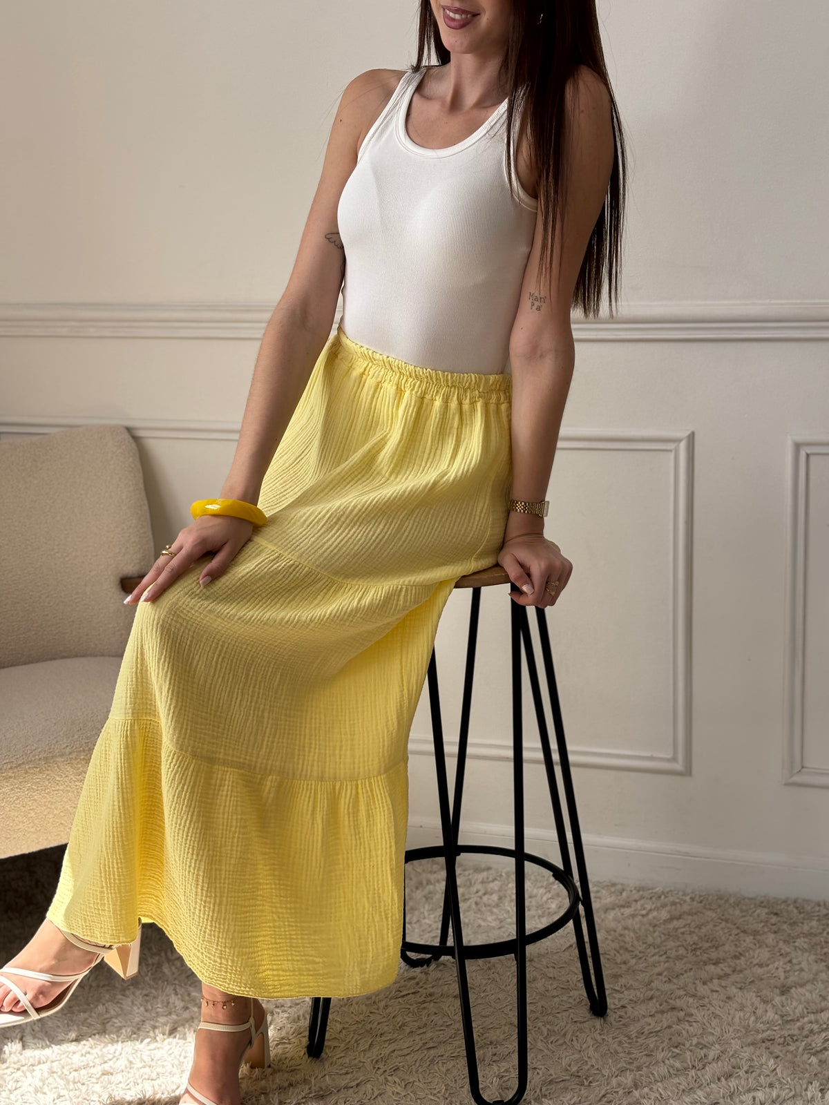 Rayonnante et ultra confortable, cette jupe longue en gaze de coton jaune illumine la silhouette avec douceur. Sa taille élastique s’adapte parfaitement à votre morphologie, pour un look à la fois fluide, léger et facile à vivre au quotidien.