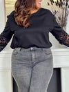 Tee-shirt noir pour femme au design élégant et facile à porter, parfait pour toutes les occasions. Il présente un col rond classique et des manches en dentelles qui ajoutent une touche raffinée et féminine. Ce tee-shirt noir polyvalent se marie facilement avec différents styles pour un look chic et intemporel.