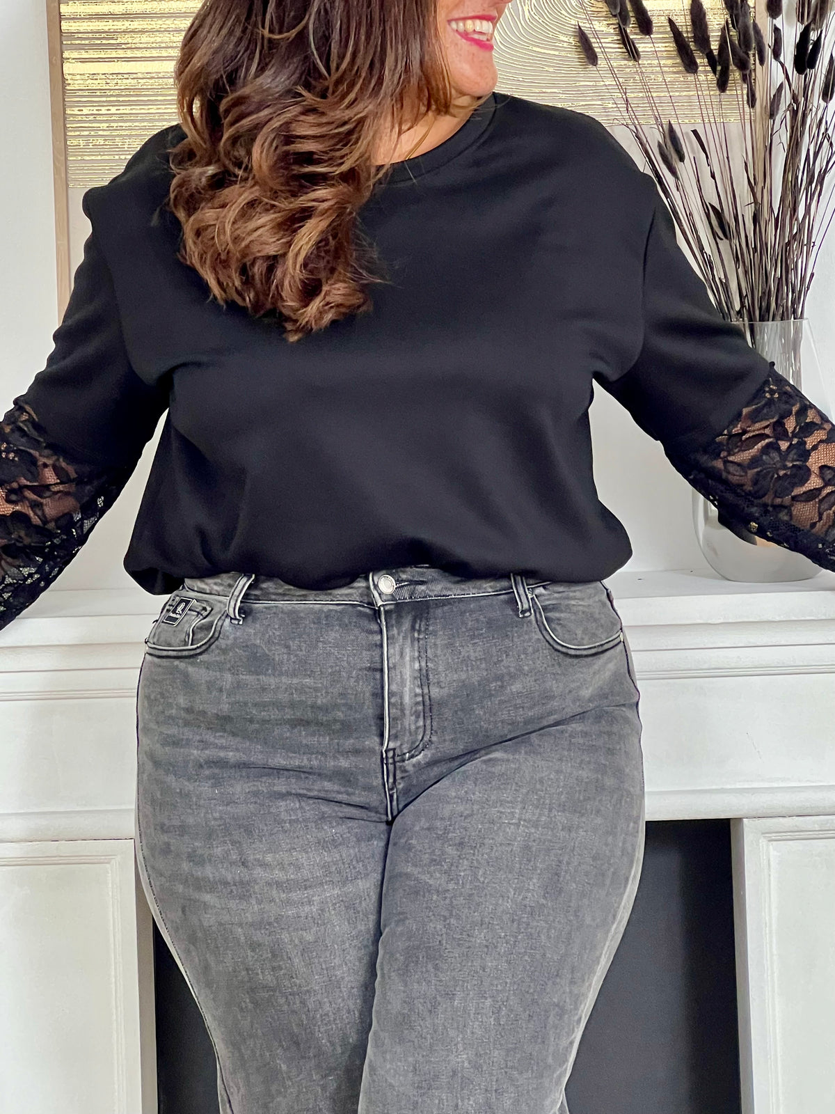 Tee-shirt noir pour femme au design élégant et facile à porter, parfait pour toutes les occasions. Il présente un col rond classique et des manches en dentelles qui ajoutent une touche raffinée et féminine. Ce tee-shirt noir polyvalent se marie facilement avec différents styles pour un look chic et intemporel.