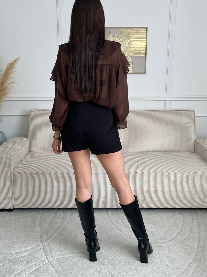 Alliant style et confort, cette jupe-short noire offre une allure chic et moderne. Sa coupe fluide et pratique met en valeur la silhouette tout en assurant une parfaite liberté de mouvement.