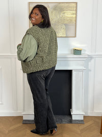 Découvrez notre veste sans manches femme couleur kaki, à l’effet moumoute tendance et douce. Son col V élégant est rehaussé d’une broche dorée amovible sur le devant pour un style raffiné. Une pièce moderne et confortable, idéale pour compléter vos tenues d’automne et d’hiver.