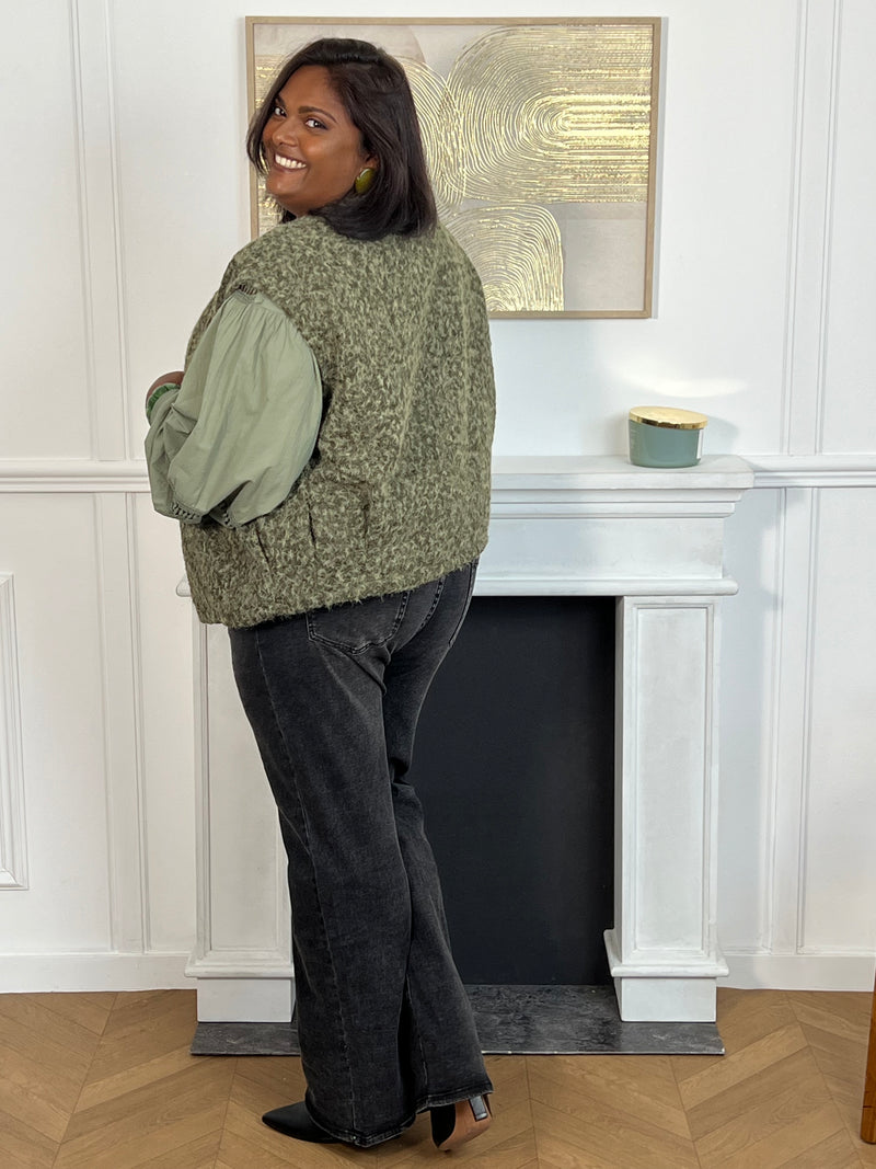 Découvrez notre veste sans manches femme couleur kaki, à l’effet moumoute tendance et douce. Son col V élégant est rehaussé d’une broche dorée amovible sur le devant pour un style raffiné. Une pièce moderne et confortable, idéale pour compléter vos tenues d’automne et d’hiver.