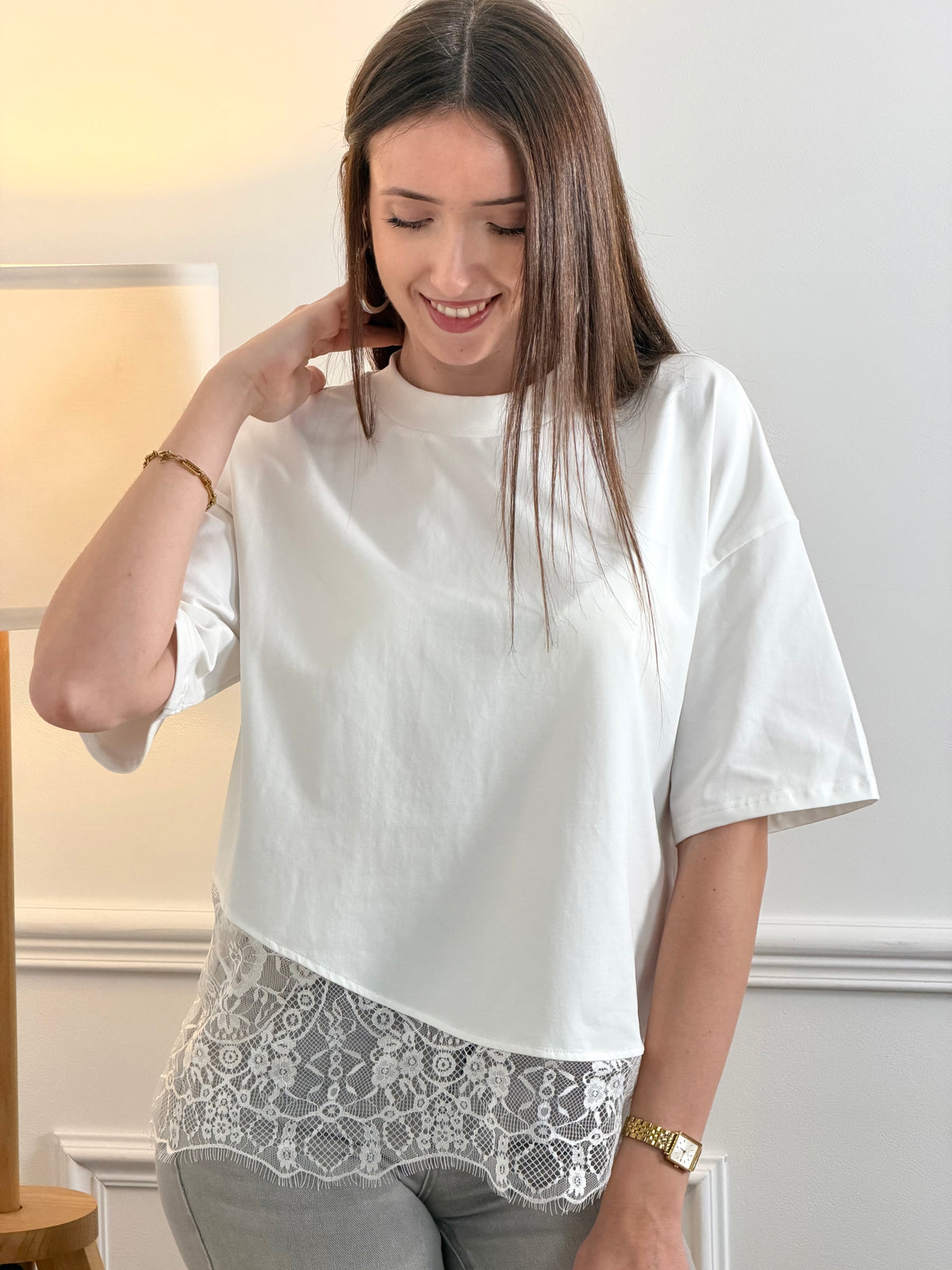 Découvrez notre tee-shirt blanc Romeo, un incontournable de la garde-robe féminine. Coupe épurée avec manches courtes et col rond, il allie confort et élégance. La dentelle délicate qui orne le bas ajoute une touche de féminité raffinée à ce basique polyvalent. Parfait pour créer des looks simples et sophistiqués au quotidien.