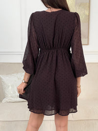 Douce et pétillante, cette robe marron à pois séduit par son allure rétro et féminine. Légère et élégante, elle offre une touche de charme intemporel à ton look du quotidien.