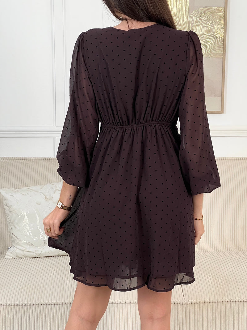 Douce et pétillante, cette robe marron à pois séduit par son allure rétro et féminine. Légère et élégante, elle offre une touche de charme intemporel à ton look du quotidien.