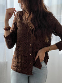 Cette chemise marron en broderie, modèle Venus, allie élégance et confort. Ses manches longues et son col en V apportent une silhouette flatteuse, tandis que les boutons dorés ajoutent une touche raffinée. Doublée pour plus de douceur, elle met en valeur la délicatesse de la broderie tout en offrant une agréable sensation au porter.