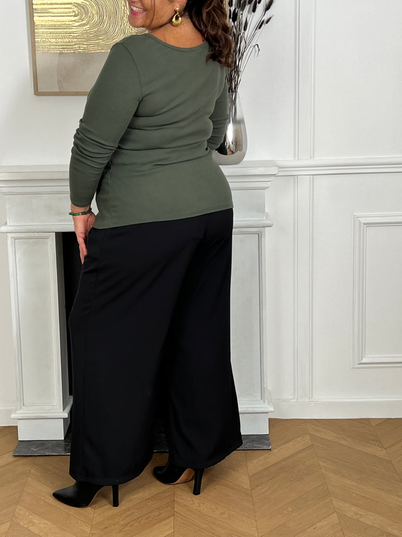 Indispensable du dressing, ce top kaki manches longues mise sur la simplicité et l'efficacité. Sa coupe épurée en fait une pièce facile à porter et à associer, parfaite en toute saison, seule ou sous une veste.