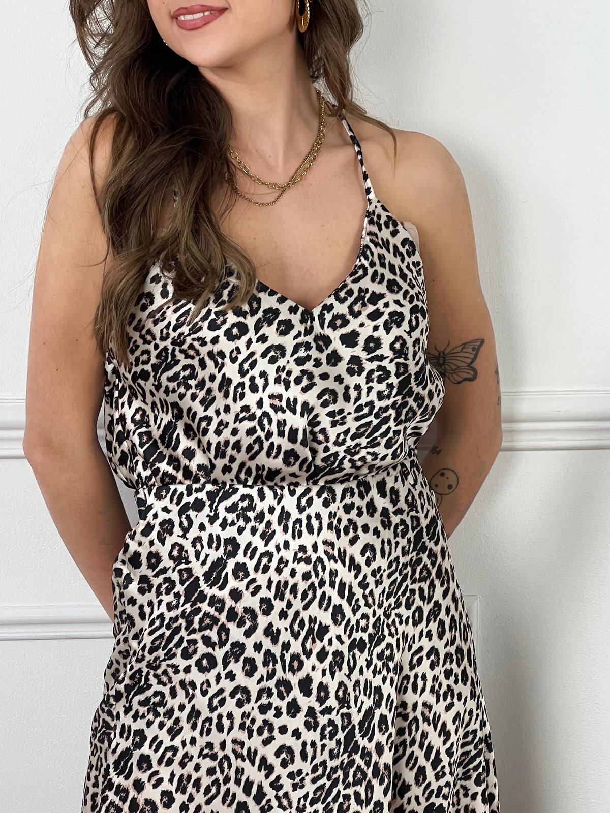 Découvrez notre top léopard Khloe ! Avec son col v et ses motifs léopard, il vous offrira un look branché et confortable. Ajoutez une touche de style à votre garde-robe avec ce top unique.
