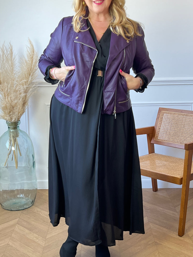 Affirmez votre style avec ce perfecto violet à la coupe impeccable, apportant une touche audacieuse et glamour à votre garde-robe. Sa silhouette curve épouse les lignes avec élégance, créant un équilibre parfait entre allure rock et sophistication.