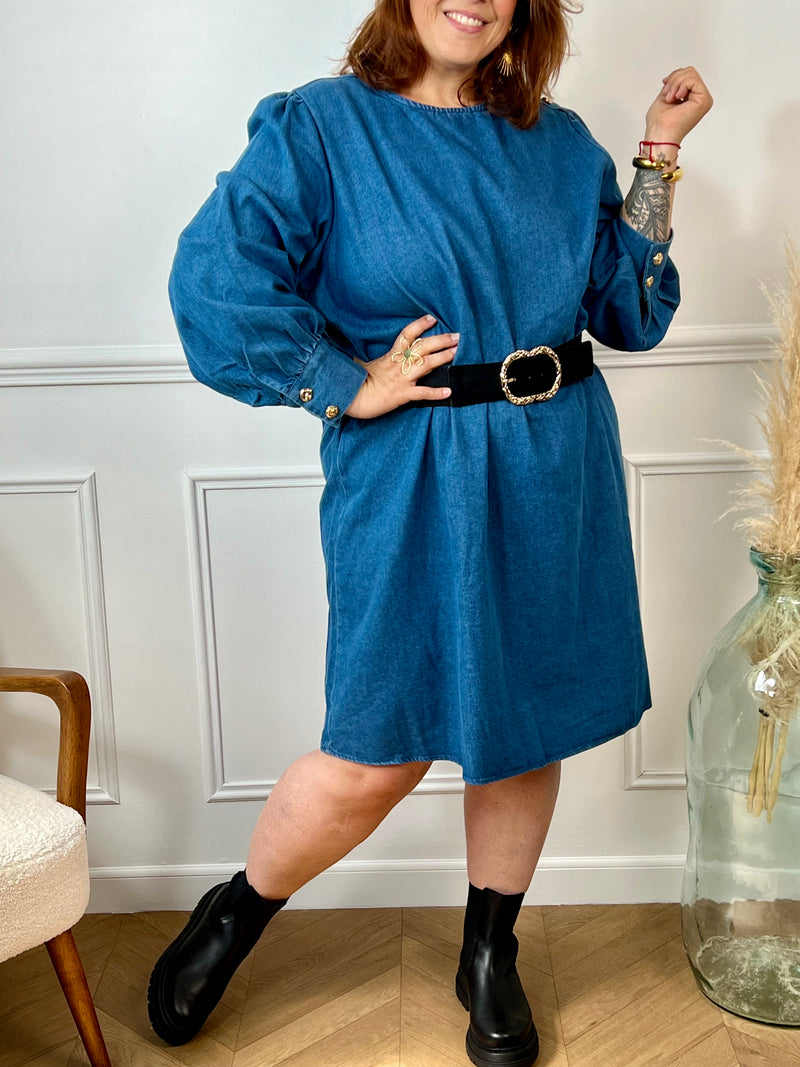 Robe en jean grande taille femme au style casual chic. Col rond et coupe droite moderne, idéale au quotidien comme en sortie. Détails raffinés : boutons dorés aux poignets et à l’épaule. Bleu intemporel, 100% coton pour allier confort et élégance.