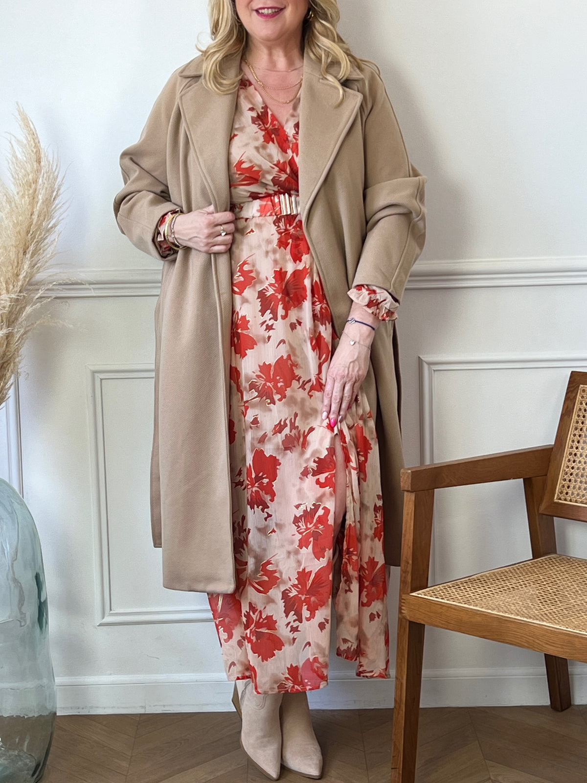 Une robe longue beige, sublimée par des motifs délicats en rouge et doré, qui apportent une touche de sophistication et de raffinement. Sa coupe fluide et élégante crée une silhouette gracieuse, idéale pour les occasions spéciales ou les sorties estivales.