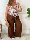 Ce top marron à bretelles réglables séduit par son élégance discrète et son motif floral délicat dans les tons marron, bleu et beige. Léger, féminin et facile à porter, il ajoute une touche romantique à n’importe quelle tenue.