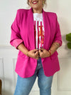 Ce blazer grande taille à la coupe élégante sublime la silhouette avec sa couleur rose fuchsia éclatante. Doté de manches longues, d’épaulettes structurantes et de deux poches factices sur le devant, il apporte une touche chic à toutes vos tenues. Entièrement doublé, il assure confort et maintien tout au long de la journée.