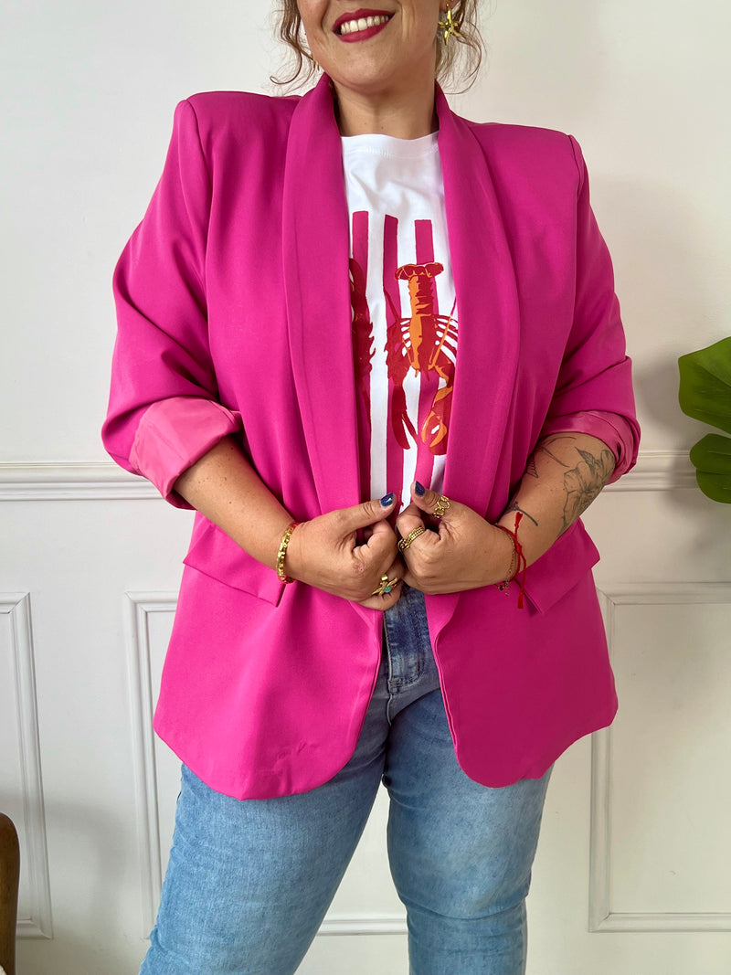 Ce blazer grande taille à la coupe élégante sublime la silhouette avec sa couleur rose fuchsia éclatante. Doté de manches longues, d’épaulettes structurantes et de deux poches factices sur le devant, il apporte une touche chic à toutes vos tenues. Entièrement doublé, il assure confort et maintien tout au long de la journée.
