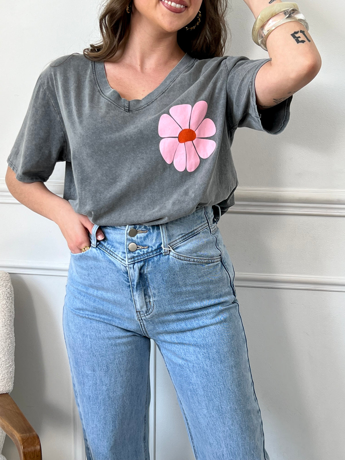 On craque pour ce tee-shirt gris ultra doux, sublimé par de délicats motifs floraux rose, orangé et jaune. Un vrai coup de cœur pour illuminer vos journées avec style et légèreté!