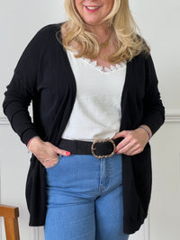 Découvrez notre gilet noir Delilah, fait en Italie ! Avec sa coupe ample et confortable, vous apprécierez la sensation de liberté qu'il vous procure. Ses 2 poches latérales pratiques en font un indispensable pour les femmes modernes. Craquez pour la qualité et le style de notre gilet Made in Italie !