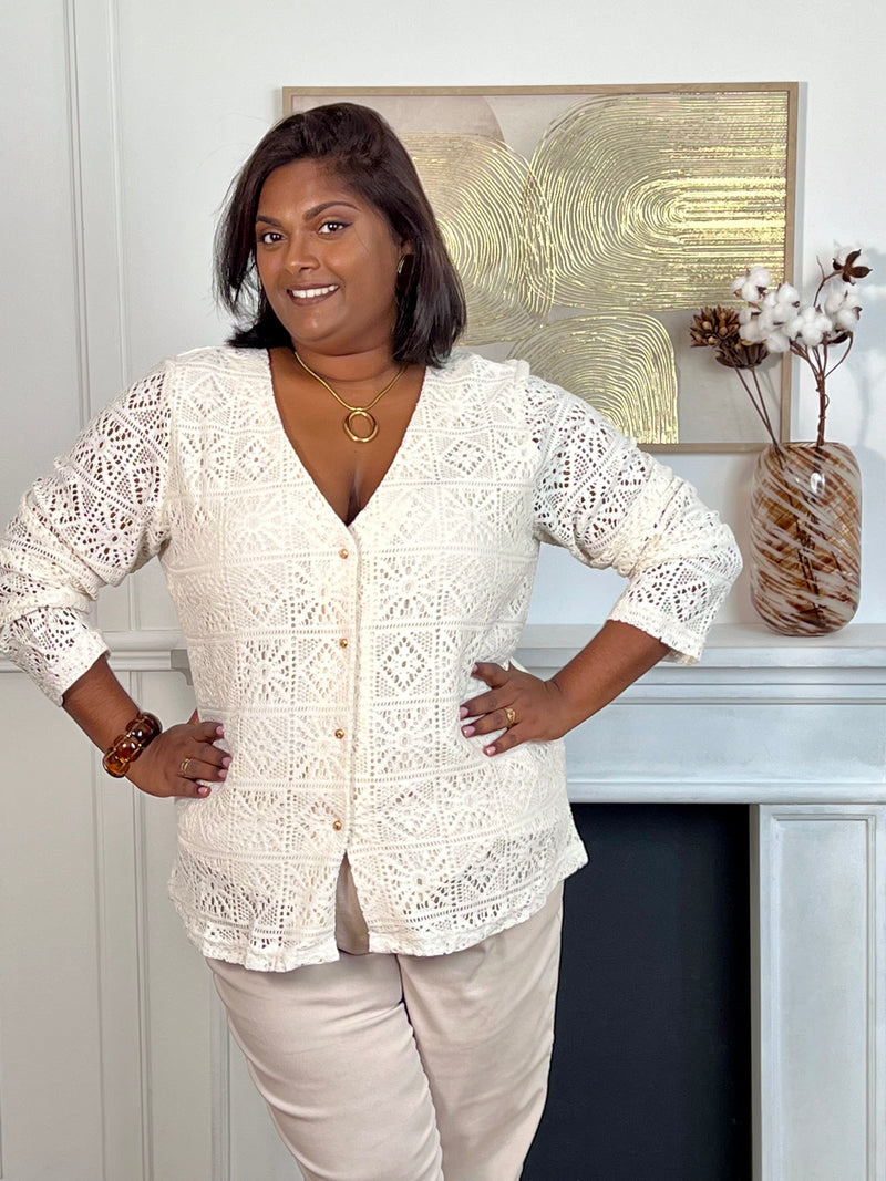 Cette chemise beige en broderie grande taille, modèle Venus, allie élégance et confort. Ses manches longues et son col en V apportent une silhouette flatteuse, tandis que les boutons dorés ajoutent une touche raffinée. Doublée pour plus de douceur, elle met en valeur la délicatesse de la broderie tout en offrant une agréable sensation au porter.