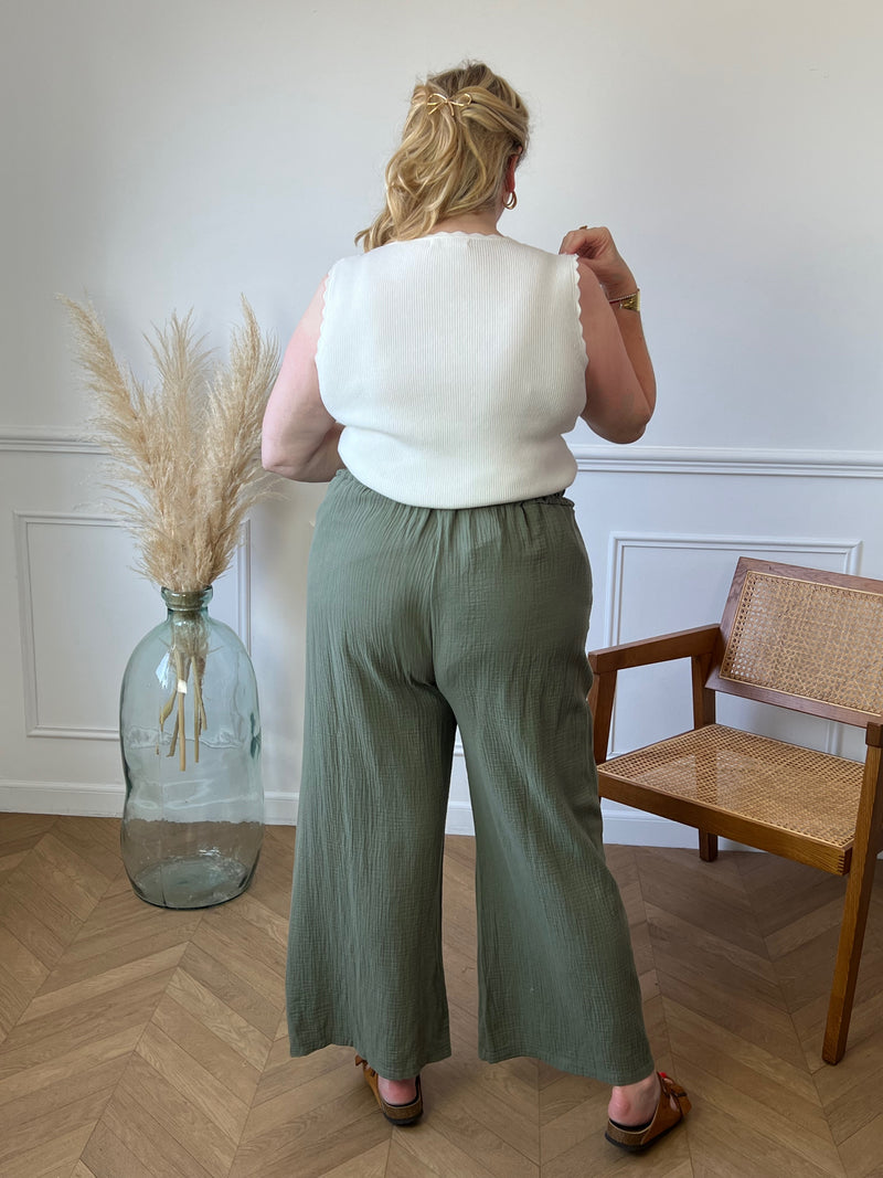 Adoptez le pantalon kaki Shane en gaze de coton. Sa coupe large et sa taille élastique offrent un confort optimal, tandis que les poches latérales avec coutures camel ajoutent une touche de sophistication.