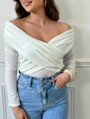 Ce body écru à manches longues est le parfait allié pour vos tenues élégantes. Avec son design unique croisé sur le devant et son accroche crochet, il vous apportera confort et style.