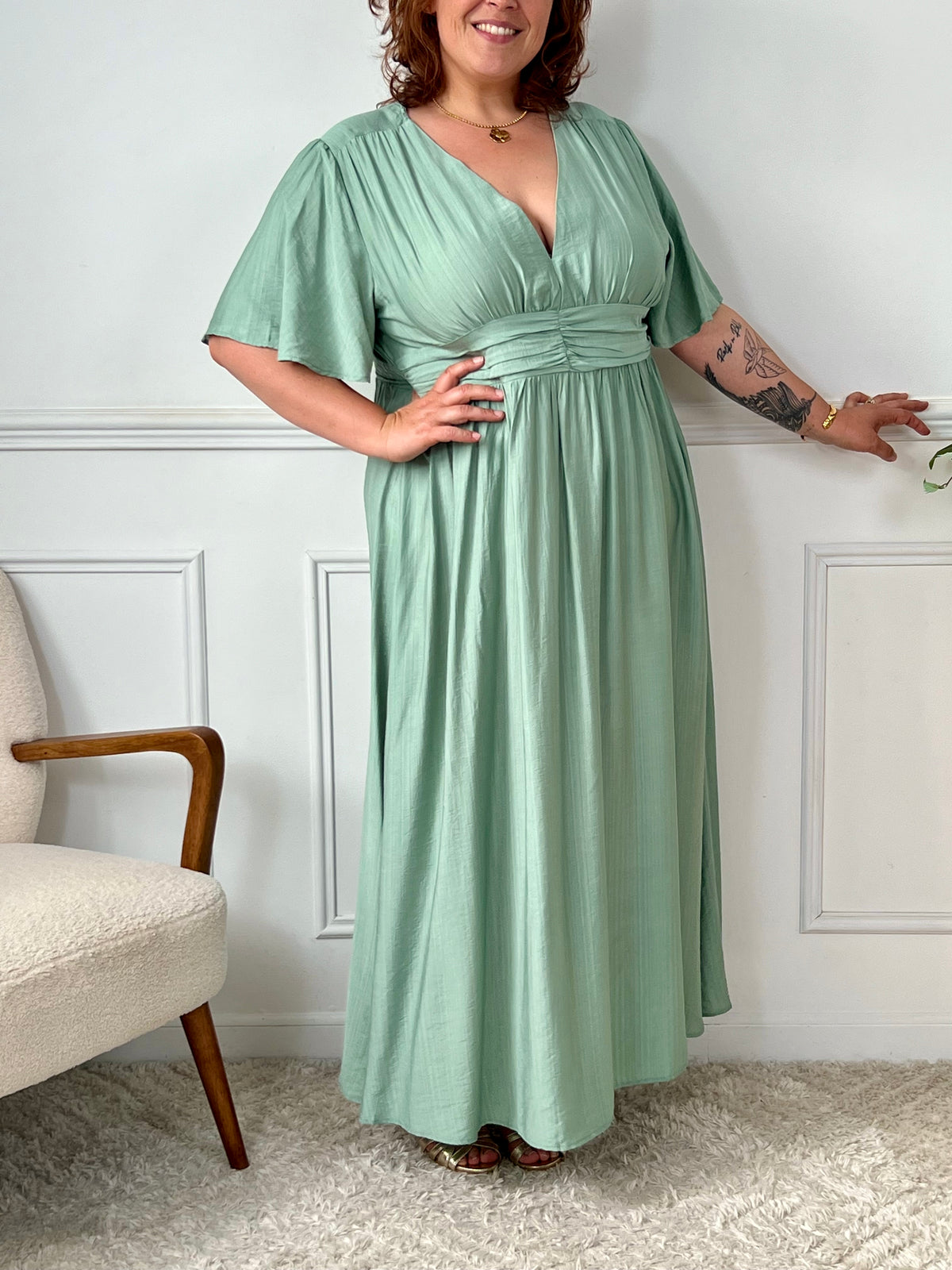 Robe longue vert d'eau grande taille femme – Élégante et confortable, cette robe à manches courtes et col V met en valeur la silhouette. Sa taille élastique au dos offre un ajustement parfait. Parfaite pour l’été, cette robe fluide en couleur vert d’eau est idéale pour allier style et confort en grande taille.