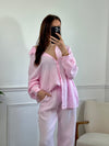 Affichez votre style unique avec la chemise Jolina rose en gaz de coton pour femme ! Avec des manches longues et un col chemise, cette chemise est à la fois chic et décontractée. Cette chemise vous offrira un confort inégalable.