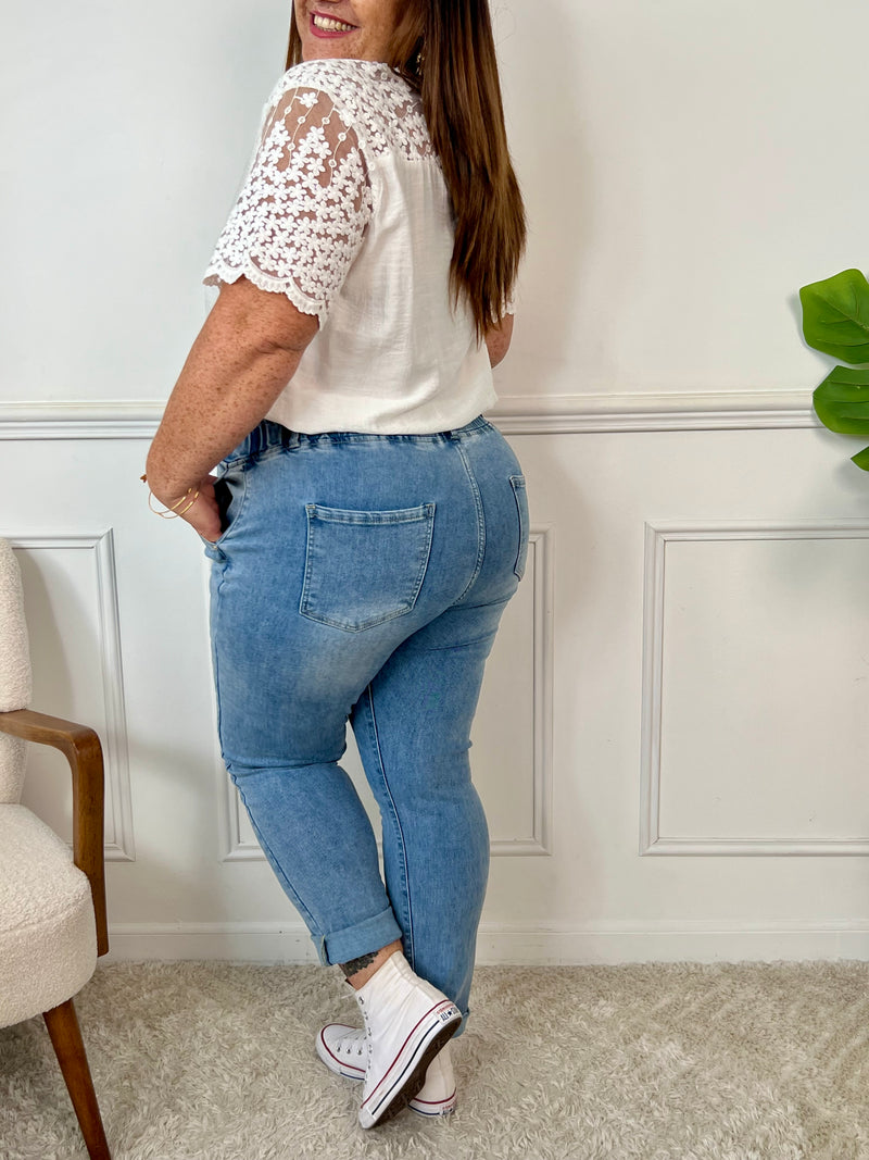 Découvrez la blouse écrue Delora, alliant élégance et confort. Sa coupe ample assure une liberté de mouvement idéale, tandis que ses manches courtes en dentelle apportent une touche délicate et féminine. Le col en V orné de dentelle sublime votre décolleté avec raffinement.