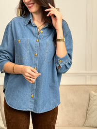 La chemise Olaya en denim bleu allie style et praticité. Avec ses manches longues, son col chemise et ses deux poches poitrine, elle s'adapte à tous vos looks. Les boutons dorés ajoutent une touche d'élégance à ce basique incontournable.