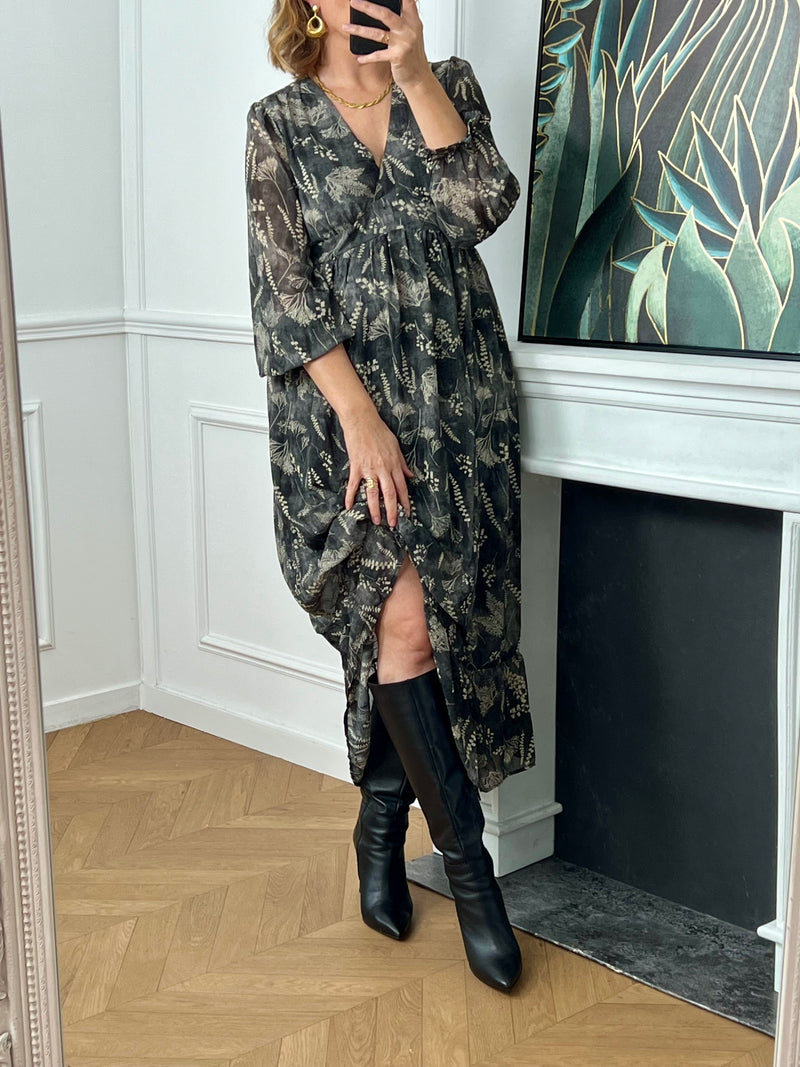 Cette robe longue grise Maeline combine élégance et confort. Ses motifs délicats apportent une touche de féminité, tandis que les manches longues avec volants ajoutent du charme et de la douceur.