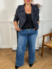 Ce perfecto bleu marine grande taille, modèle Calista, allie élégance et confort. Ses manches longues et son col revers apportent une touche classique, tandis que la fermeture éclair et les boutons argentés ajoutent un détail raffiné.