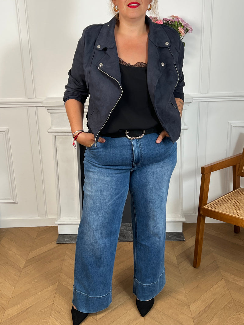 Ce perfecto bleu marine grande taille, modèle Calista, allie élégance et confort. Ses manches longues et son col revers apportent une touche classique, tandis que la fermeture éclair et les boutons argentés ajoutent un détail raffiné.