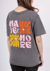 On craque pour ce tee-shirt gris ultra doux, sublimé par de délicats motifs floraux rose, orangé et jaune. Un vrai coup de cœur pour illuminer vos journées avec style et légèreté!