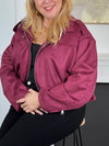 Cette veste bomber bordeaux, allie style et confort. Ses manches longues et sa base élastique resserrée assurent une tenue ajustée et agréable à porter.