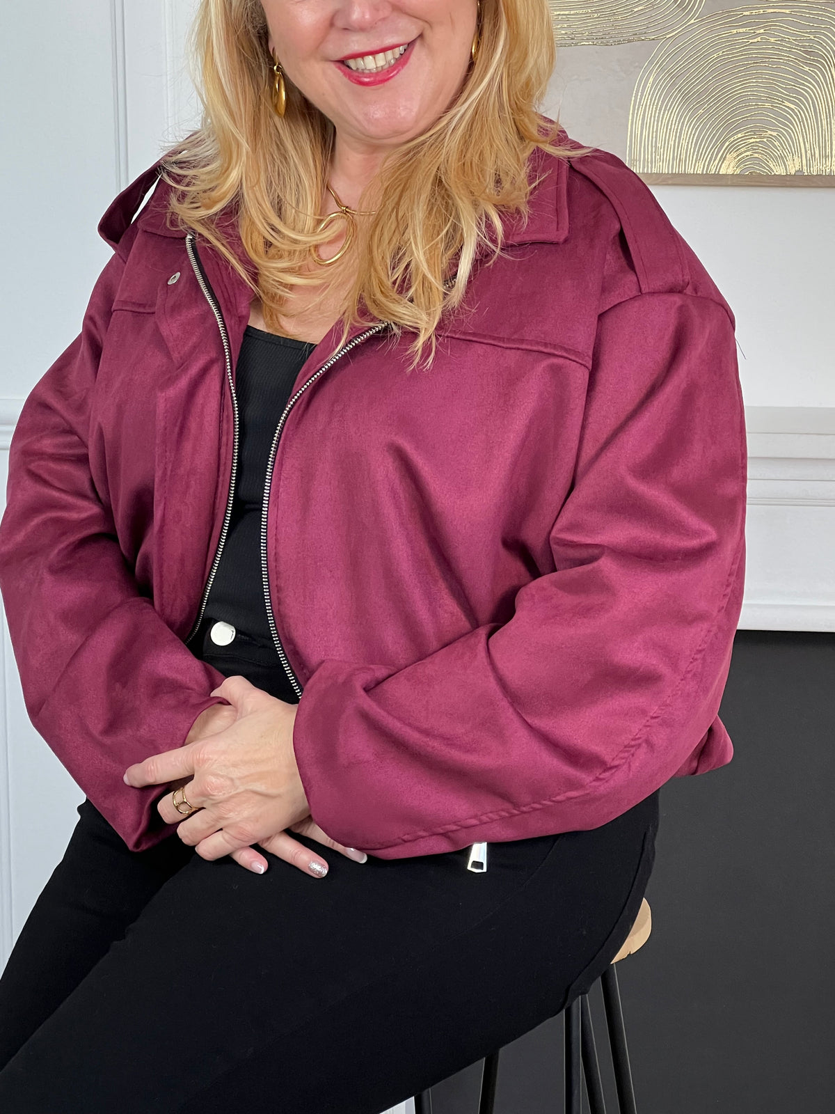 Cette veste bomber bordeaux, allie style et confort. Ses manches longues et sa base élastique resserrée assurent une tenue ajustée et agréable à porter.