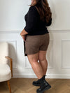 La jupe short Polia grande taille offre une coupe droite confortable avec un motif pied de poule élégant. Elle dispose de deux poches latérales pratiques, de trois boutons factices sur le côté, et d’un élastique à la taille pour un ajustement facile.