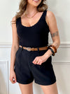 Pour une allure décontractée et élégante, optez pour le Short noir Orèle. Avec sa ceinture marron amovible, ses boutons et fermeture éclair, ainsi que ses 2 poches latérales pratiques, ce short noir pour femme ajoutera une touche de style à vos tenues.