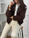 Cette veste courte style bombers se décline dans une teinte marron chaleureuse et tendance. Avec sa coupe moderne et son esprit casual-chic, elle apporte une touche de caractère à toutes vos tenues. Légère et polyvalente, elle se porte aussi bien au quotidien que pour compléter un look plus travaillé.
