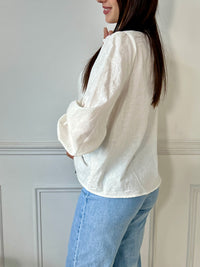 La chemise écrue Angele est à la fois chic et décontractée. Avec ses manches longues, ses boutons sur la longueur et ses broderies fleuries originales, elle saura ajouter une touche de fantaisie à votre tenue.