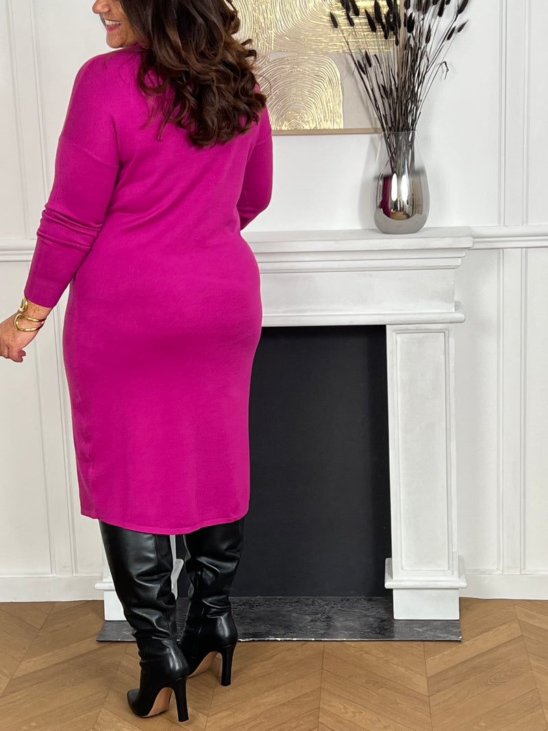 Douce et pleine de caractère.
Cette robe pull à col roulé, dans des tons rose magenta, réchauffe la saison tout en affirmant ton style.