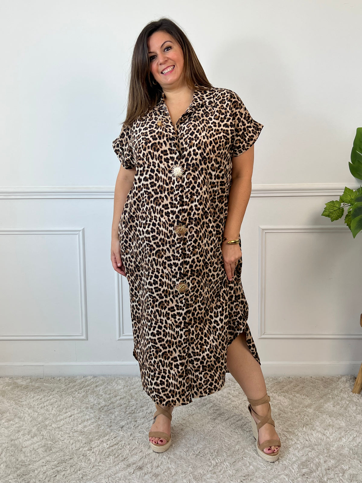 Robe longue à motifs léopards pour femme – Cette robe fluide et élégante est dotée de manches courtes, de poches latérales et de boutons sur toute la longueur. Des broches dorées en forme de soleil ornent le devant pour une touche originale. Motifs léopards dans des tons noir, beige et camel. Composition 100 % polyester. Fabriqué en Italie.