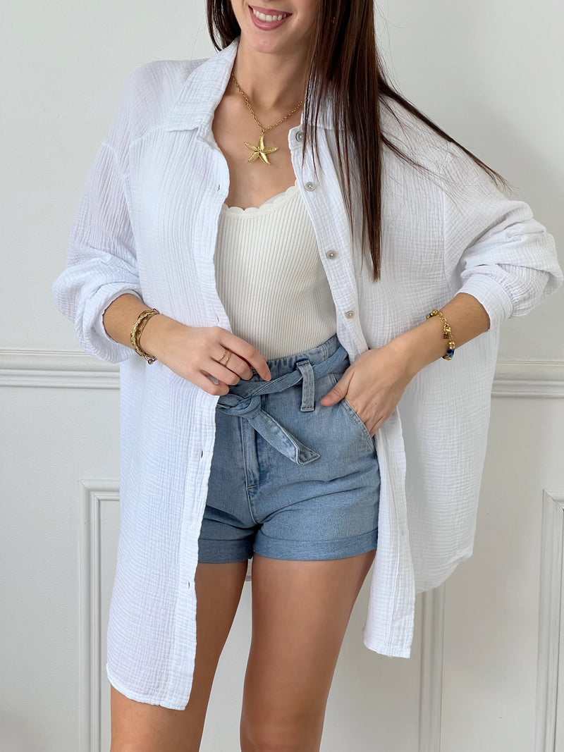 Optez pour la chemise Flore en gaze de coton écrue, avec ses boutons sur la longueur et aux manches, son col chemise et son motif en sequin à l'arrière. Une touche d'originalité pour un look décontracté et tendance. Parfait pour toutes les occasions !