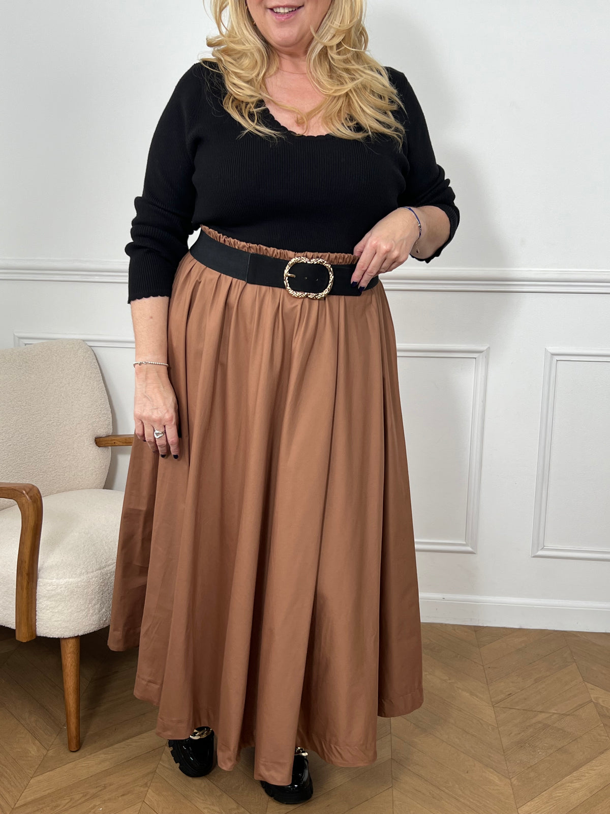 Cette jupe longue camel en grande taille pour femme est un incontournable de la garde-robe, parfaite pour un look chic et confortable. Confectionnée en 100% coton, elle offre douceur et légèreté, idéale pour toutes les saisons. Sa taille élastiquée assure un ajustement confortable et met en valeur la silhouette tout en apportant un grand confort. La couleur camel intemporelle en fait une pièce polyvalente qui se prête facilement à diverses occasions, que ce soit pour un style décontracté ou élégant. Un esse